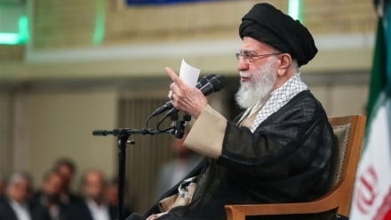 האימאם ח'אמנאי: הרפובליקה האסלאמית מתקדמת, והתפשטות תפיסת ההתקוממות מאיראן למדינות אחרות היא מציאות