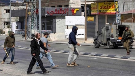 Batı Şeria’da Siyonist Yerleşimcileri Filistinlilere Ateşli Silah ile Saldırdı