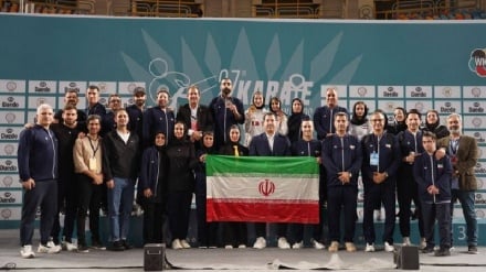 קראטקים איראנים על הפודיום כסגני אליפות העולם