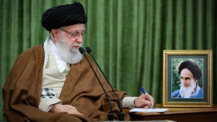 Imam Khamenei: Iran Pembawa Panji Melawan Dominasi Sistem Hegemonik di Dunia