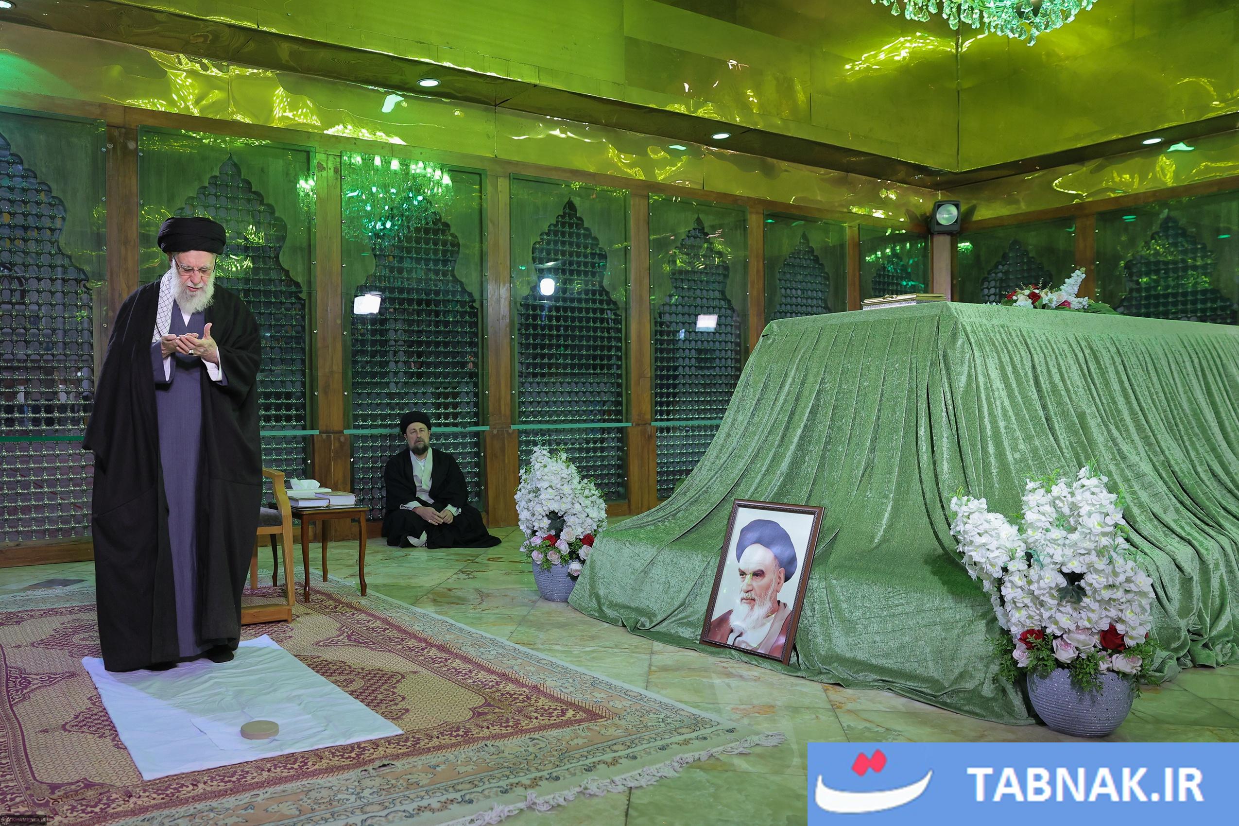 Rewolýusiýanyň Lideri Merhum Ymamyň (RA) mukaddes gabrynyň başynda huzurly boldylar