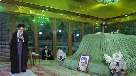 Rewolýusiýanyň Lideri Merhum Ymamyň (RA) mukaddes gabrynyň başynda huzurly boldylar