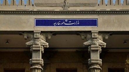 Теҳрон: Амрико пушти саҳнаи иғтишошот дар Эрон аст/ Истодагии Корокос муқобили боҷхоҳии нефтии Кохи Сафед