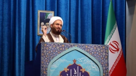 Tahran Cuma Hatibi: Devrim Liderine Taarruz Bizim Kırmızı Çizgimizdir