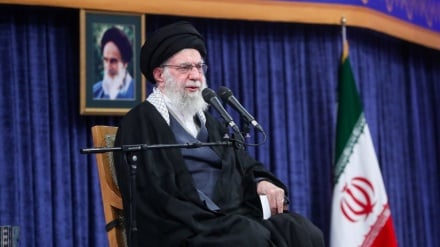 מנהיג המהפכה האסלאמית: אסור לעמוד בחיבוק ידיים נוכח המלחמה הרכה של האויב... בתמיכת העם, נכניע את האויב