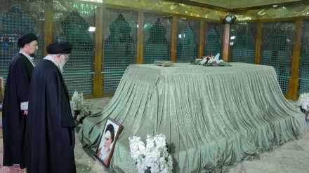 Imam Khamanei Berziarah ke Makam Imam Khomeini (ra)