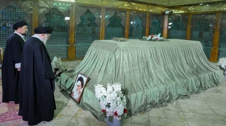 رهبر انقلاب با آرمان‌های خمینی کبیر تجدید پیمان کردند