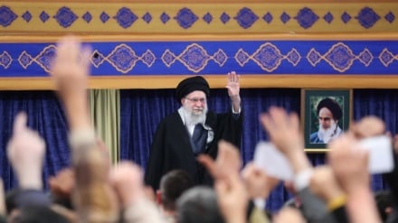 Leader della Rivoluzione Islamica dell'Iran: Con l'aiuto di Dio, metteremo in ginocchio il nemico!