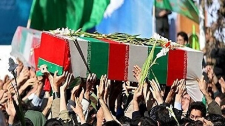 Tahran’da güvenlik şehitlerinin cenaze töreninde, suçlu Amerika’ya karşı mücadele için milletin sarsılmaz iradesi