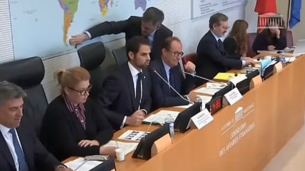 Satire noire| À Paris, un autocollant jaune pour sauver la diplomatie!