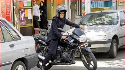 دولت ایران به زنان برای رانندگی موتورسیکلت مجوز داد