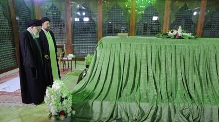 Ислом инқилоби етакчисининг Имом Хумайний (р.а.) мақбарасида ҳозир бўлиши 