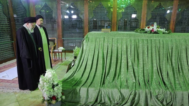 Ислом инқилоби етакчисининг Имом Хумайний (р.а.) мақбарасида ҳозир бўлиши 