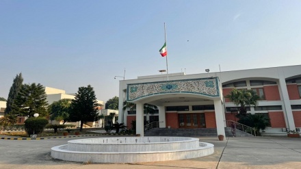 پرچم سفارت ایران در پاکستان به حالت نیمه برافراشته درآمد