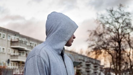 Rritja alarmante e dhunës antiprindërore tek adoleshentët në Angli pasqyron presionet ekonomike dhe përçarjet sociale