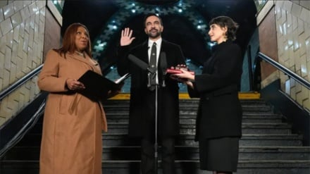 পবিত্র কুরআন ছুঁয়ে শপথ নিলেন নিউইয়র্কের মুসলিম মেয়র জোহরান মামদানি