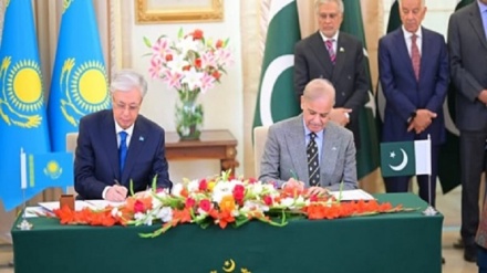 پاکستان د افغانستان له لارې له قزاقستان سره د سوداګرۍ موافقه لاسلیک کړه