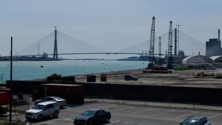 Новая напряженность на северной границе США; Трамп угрожает заблокировать открытие совместного моста с Канадой