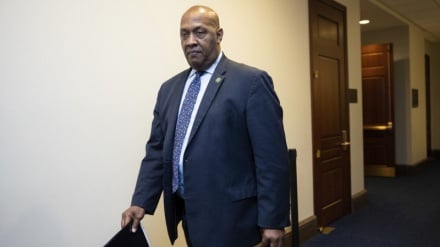 अमेरिकी सांसद ने ईरान के ख़िलाफ़ बढ़ते तनाव का विरोध किया