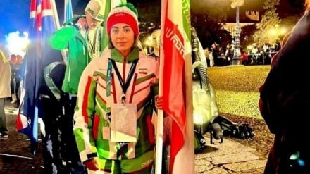 Abschlusszeremonie der Olympischen Winterspiele 2026: Eine Frau trägt die Flagge der iranischen Karawane 