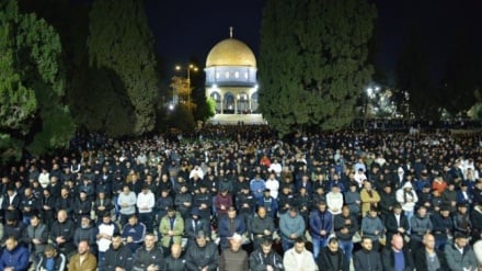 Licha ya vizuizi vikali vya Israel, Wapalestina laki moja wasali I'sha na Tarawehe Masjidul-Aqsa