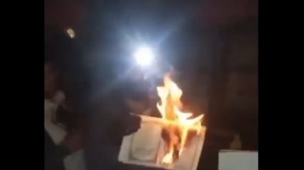 Kwa kuwadia Ramadhani, mlowezi wa kizayuni auchoma moto Msahafu Baitul-Muqaddas