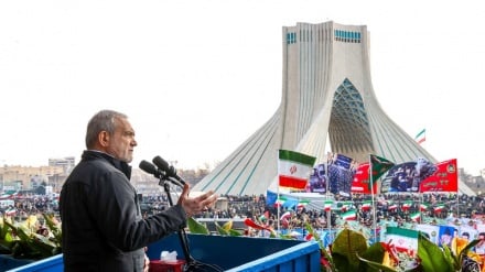 پزشکیان: دنیا ببیند که مردم ایران برای پاسداشت انقلاب خود میلیونی به صحنه آمده‌اند