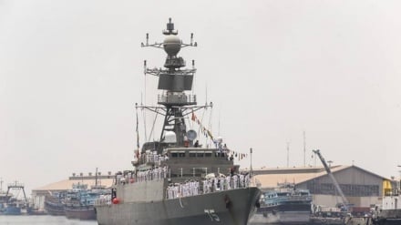 Dena destroyerinin Visakhapatnam Limanı’na yanaşması