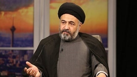 तेहरान में अंतर्राष्ट्रीय पवित्र क़ुरआन की प्रदर्शनी, 20 देशों की भागीदारी और क़ुरआनी हस्तियों का सम्मान