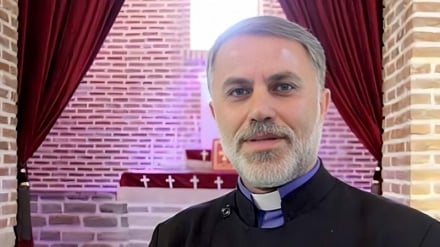 Pendeta Gereja Asyur Timur: Revolusi Islam Mengembalikan Martabat Nasional Iran