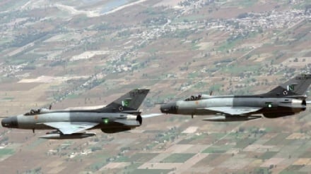 پاکستان : په افغانستان کې یې د ترهه ګرو په مرکزونو په حمله کې ۸۰ کسان وژلي دي 