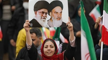 Peserta Pawai 22 Bahman: Pemimpin Khamenei Adalah Jiwa Bangsa Iran