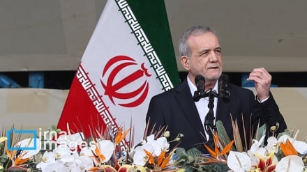 বিশ্ববাসী দেখুক ইরানীরা স্বদেশ রক্ষায় রাজপথে নেমে এসেছে/ইরান নত হবে না: পেজেশকিয়ান