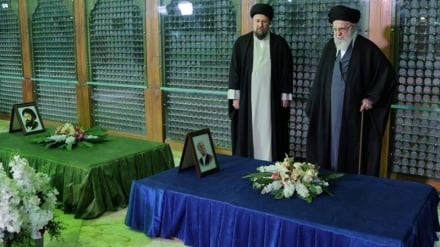 Presencia del Imán Jamenei en el santuario del fundador de la República Islámica de Irán
