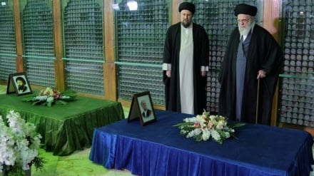 La presenza dell'Imam Khamenei al mausoleo del fondatore della Repubblica Islamica dell'Iran