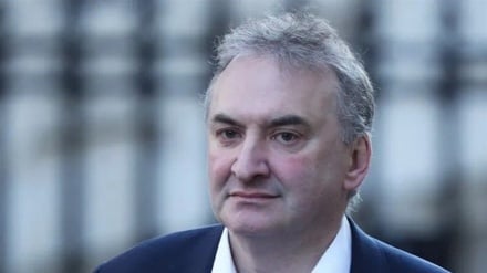 英首相官邸で辞任ドミノ、英国内閣官房長官もエプスタイン事件の餌食に