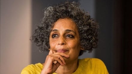 গাজাবাসীর সমর্থনে বার্লিন চলচ্চিত্র উৎসব থেকে সরে দাঁড়ালেন অরুন্ধতী রায়