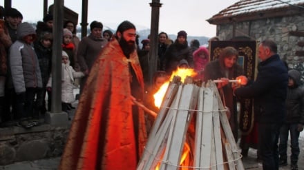 Տեառնընդառաջ. Նախատոնակի արարողության ավարտին վառվում են խարույկներ՝ իբրև Քրիստոսի լույսի խորհրդանիշ