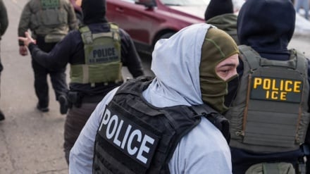 ده رویداد ده عکس | از  ماموران نقابدار آمریکایی تا جشن عبادت  پنج هزار نفری دانش‌آموزان دختر ایرانی  