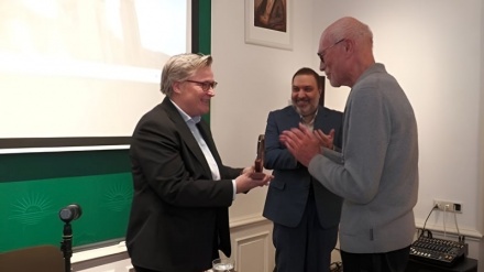 Destacado iranólogo austriaco recibe el premio ʻBert Fragnerʼ