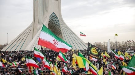 מליוני האיראנים משתתפים בצעדות לציון ניצחון המהפכה האסלאמית