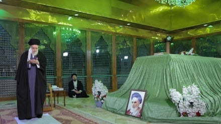 מנהיג המהפכה מחדש את שבועתו לעקרונות של מחולל המהפכה האסלאמית