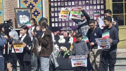 Solidarietà degli studenti armeni nella moschea blu di Yerevan con i martiri della scuola di Minab in Iran