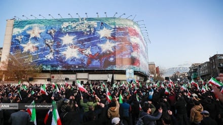 Ժողովուրդը մզկիթներից ինքնաբուխ շարժվում է դեպի Թեհրանի համալսարան և Հեղափոխության հրապարակ։