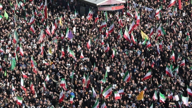 I manifestanti giurano fedeltà all’Ayatollah Sayyed Mojtaba Khamenei