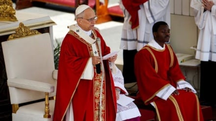 Papa Leone critica i guerrafondai USA e Israele: «Dio non accetta le preghiere di chi ha le mani sporche di sangue»