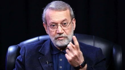 Лориҷонӣ: Амрикоиҳо гумон мекарданд Эрон бо як зарба фурӯ мепошад, аммо дар амал пояшон дар ҷанг гир кард