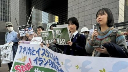Японские студенты протестуют в поддержку Ирана у посольства США в Токио   