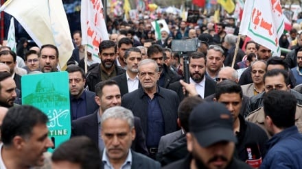 Mitglieder der iranischen Regierung begleiten Demonstranten beim Al-Quds-Tag