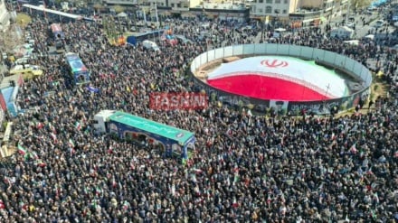 লারিজানি, সোলাইমানি ও ‘দেনা’ জাহাজের শহীদদের জানাজা অনুষ্ঠানে মানুষের ঢল